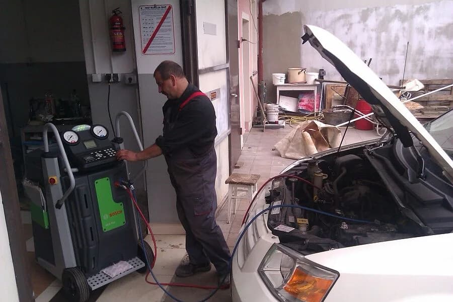 Mechanik Auto-Cwalina przy obsłudze samochodu w warsztacie